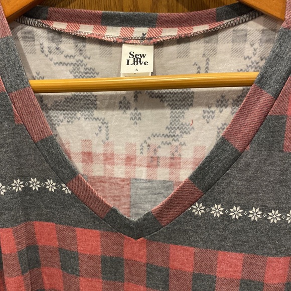 Sew In Love v-neck holiday long sleeve tee size small - Picture 2 of 3